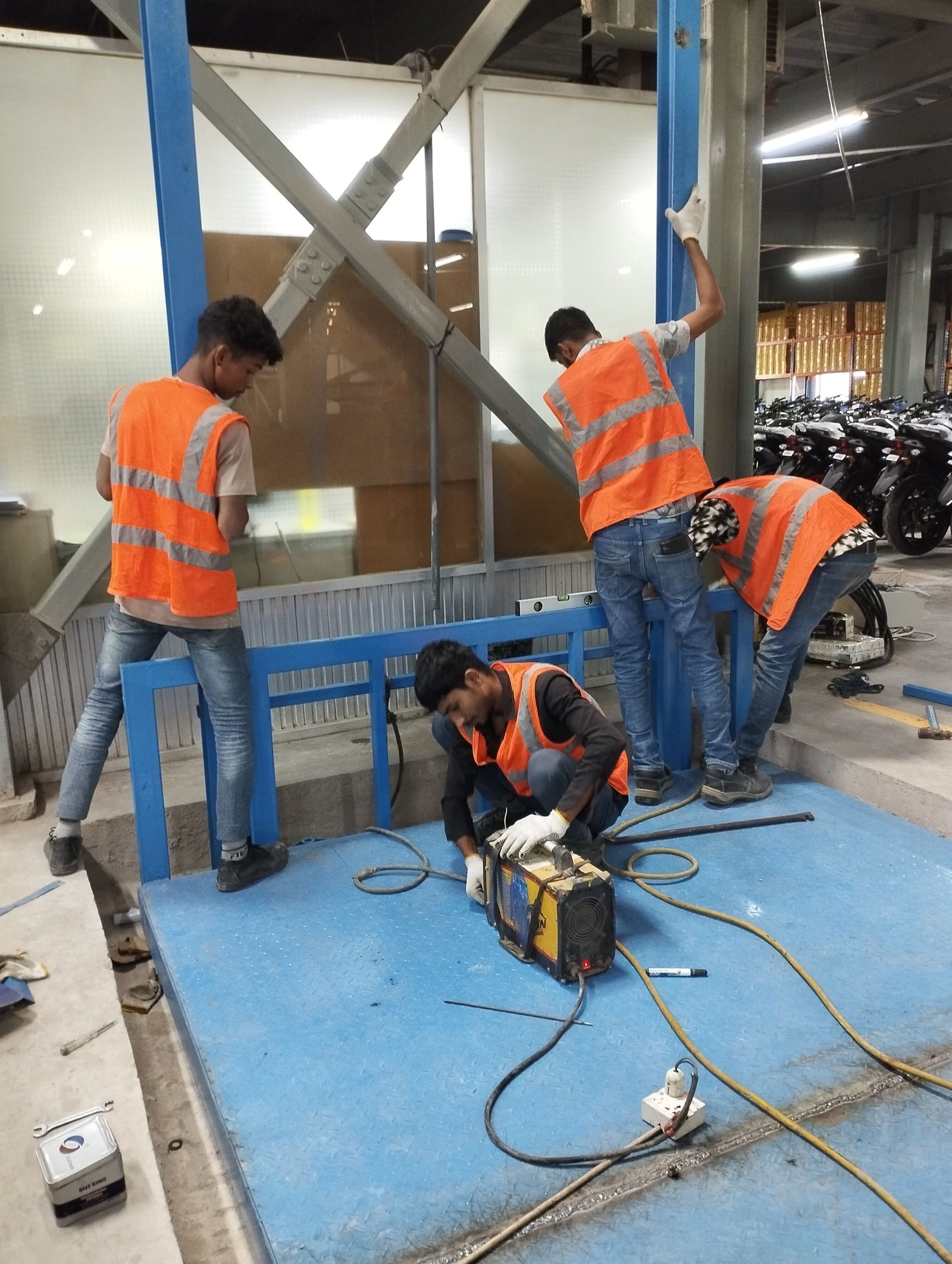 Hydraulic Cargo Lift — photo 3