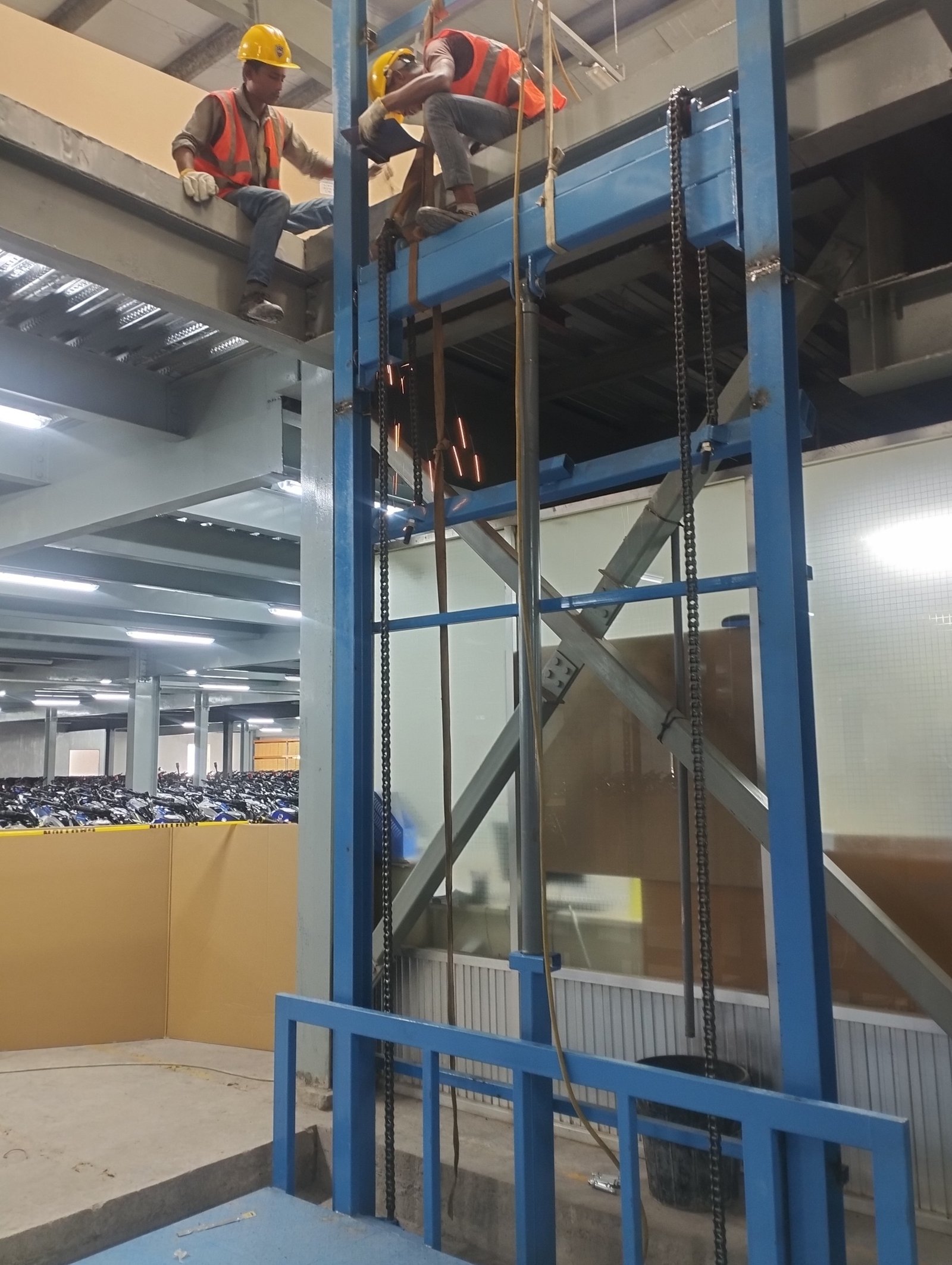 Hydraulic Cargo Lift — photo 4